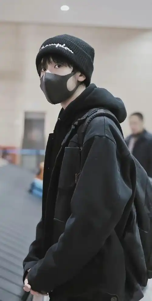 严浩翔超话#严浩翔 云程发轫万里可期#翔哥回国机场图真的yyds二改