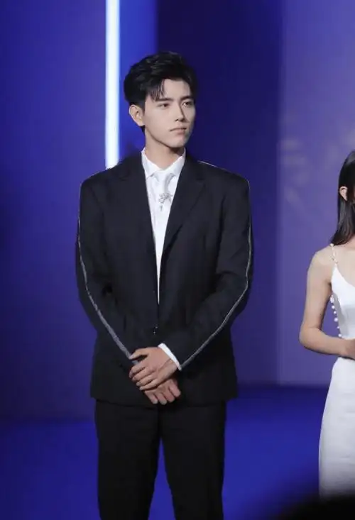 吴京马丽雷佳音等纷纷亮相,沈腾生病风波后消瘦_活动_张子枫_王一博