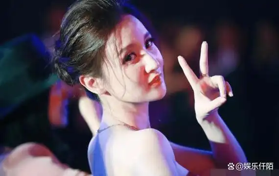 有一种丰腴叫张萌171cm的黄金三围腰臀比简直是宅男收割机