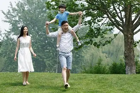 幸福和谐和谐彩色图片童年一家三口在草地上玩耍背景