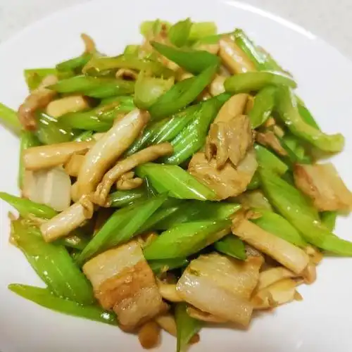 肉片白玉菇炒香芹家常下饭小炒简单快手