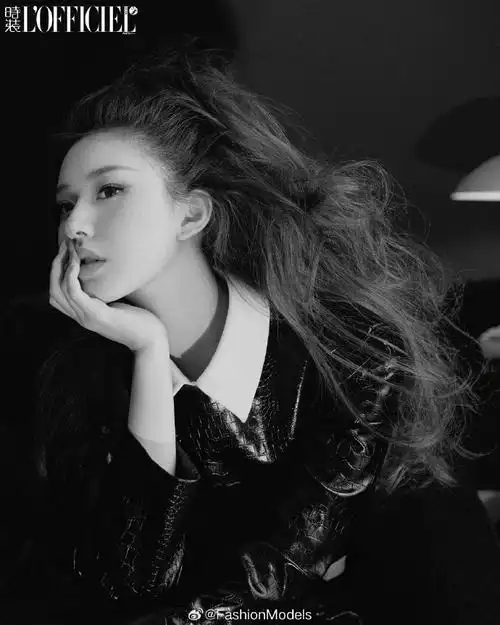 赵露思登上《时装lofficiel》11月刊封面,雀斑妆搭配高颅顶卷发,蝴蝶