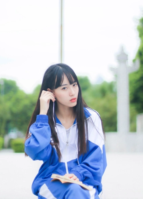 15岁高中女生晒校服照 引网友纷纷回忆青春