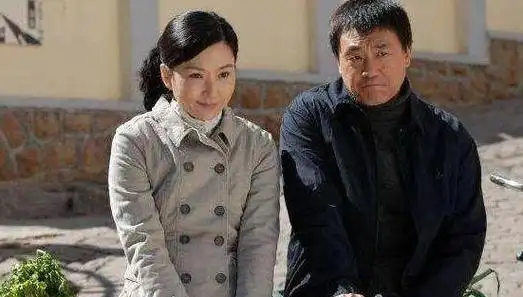 演员何冰为何结婚20多年没有绯闻看看妻子是谁就知道答案了