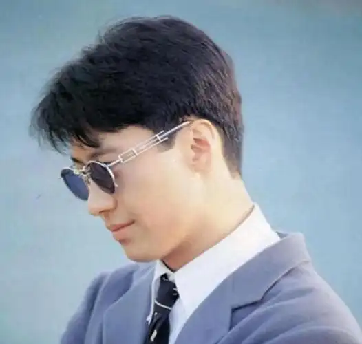 他们就是黎明,刘德华,张学友和郭富城,这四个人那可以说是香港娱乐圈