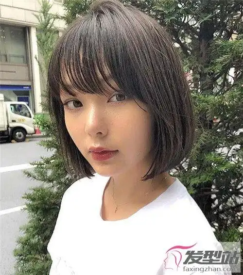 波波头短发剪到肩膀到下巴之间的长度最好,服帖侧脸,气质瘦脸.