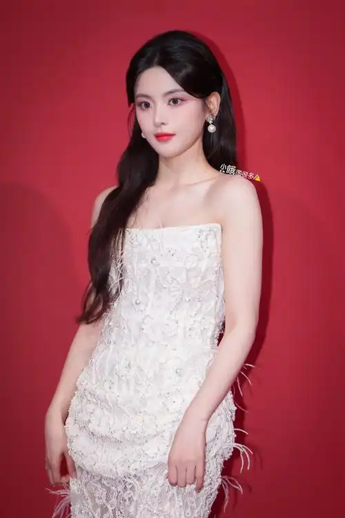 杨超越超话20240325#杨超越钉珠蕾丝裙#杨超越上海时装周活动高清图集