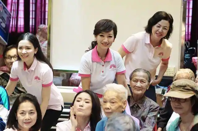 赵雅芝去养老院看望老人,明明只差10岁,看起来却像差了30岁一样