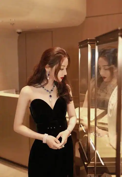 原创迪丽热巴真有料穿黑色抹身材礼服出镜秀时尚曲线网友真白