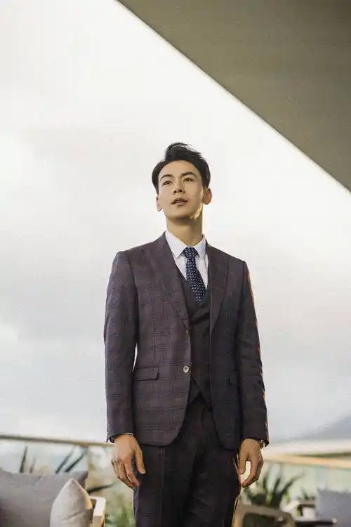 时装剧中戴向宇的西装杀魅力无穷,而且185的身高如同男模上演时装大秀