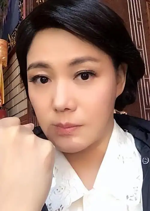 她的风采不输给赵雅芝,多次与香帅郑少秋合作,成为亿万身家的演员.