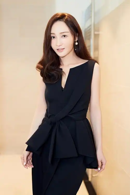 姚笛长卷发优雅现身巴黎时装周,黑色礼服大气干练超吸睛