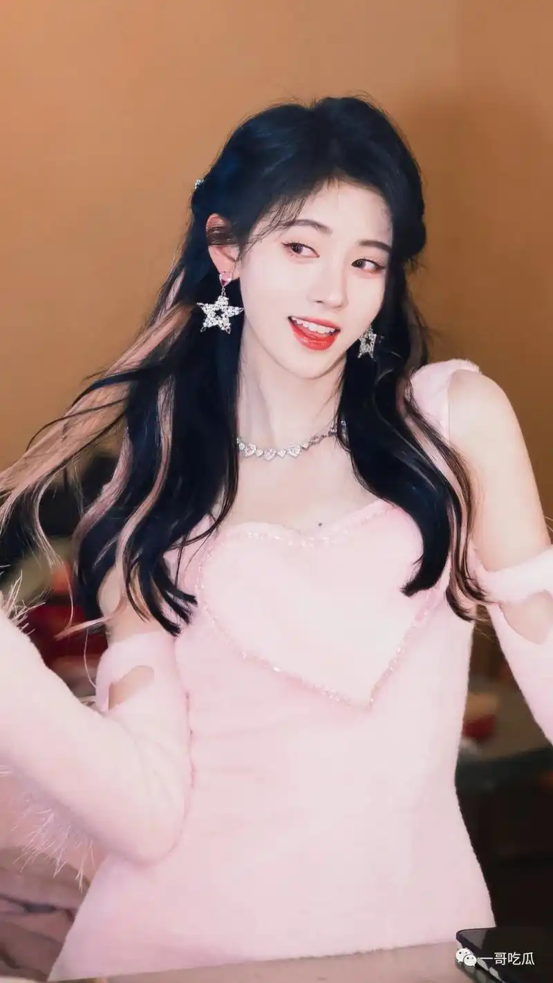 鞠婧祎心形连衣短裙俏皮写真