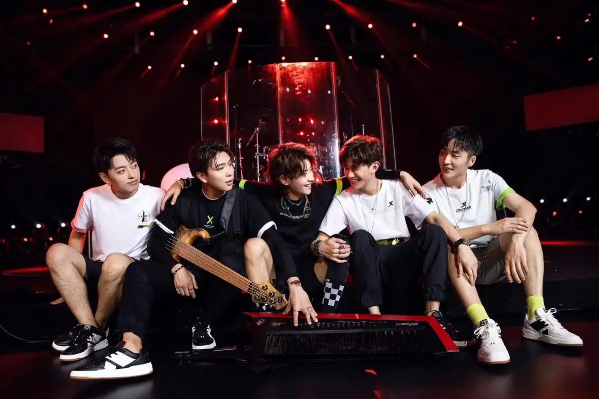 郭锐星火飞行器  #我们的乐队# 首次原创 《末日漂流》 今天睡前两件