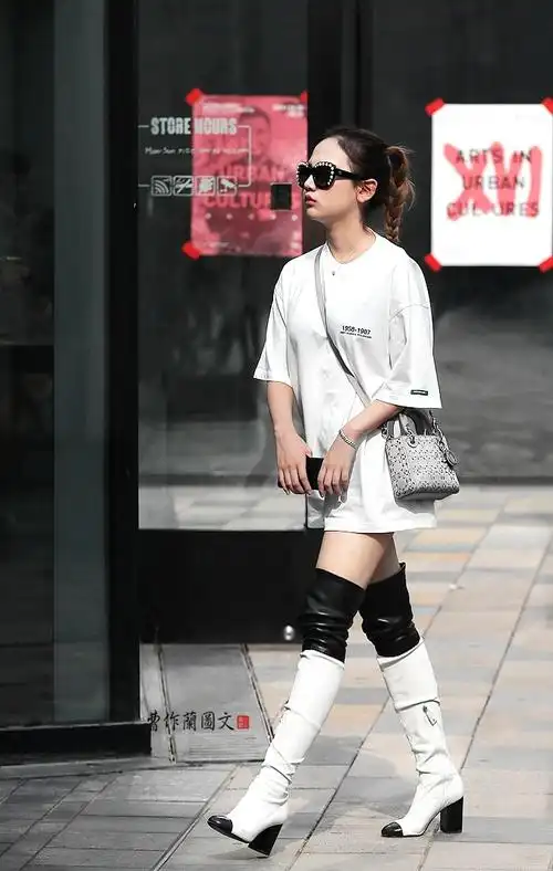街拍:夏日穿高筒靴的美女