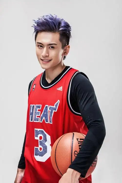 张哲瀚活力十足篮球写真高清图片56