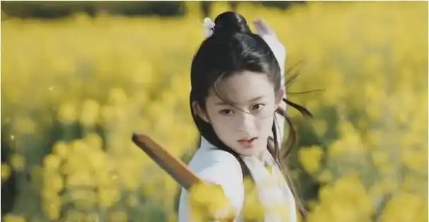 而在《听雪楼》里,演袁冰妍小时候的那个小家伙,展现出的那种侠气,真