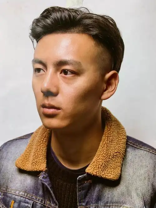 朱传奇教你画四分之三侧时尚小哥哥素描头像 - 艺考查查