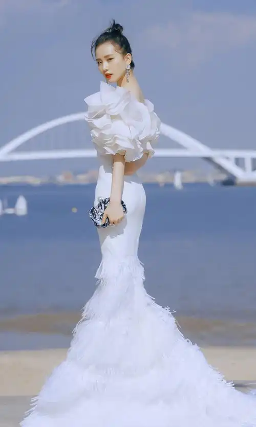 刘诗诗倪妮同框一白一黑美如一对黑白天鹅诠释仪态的重要性