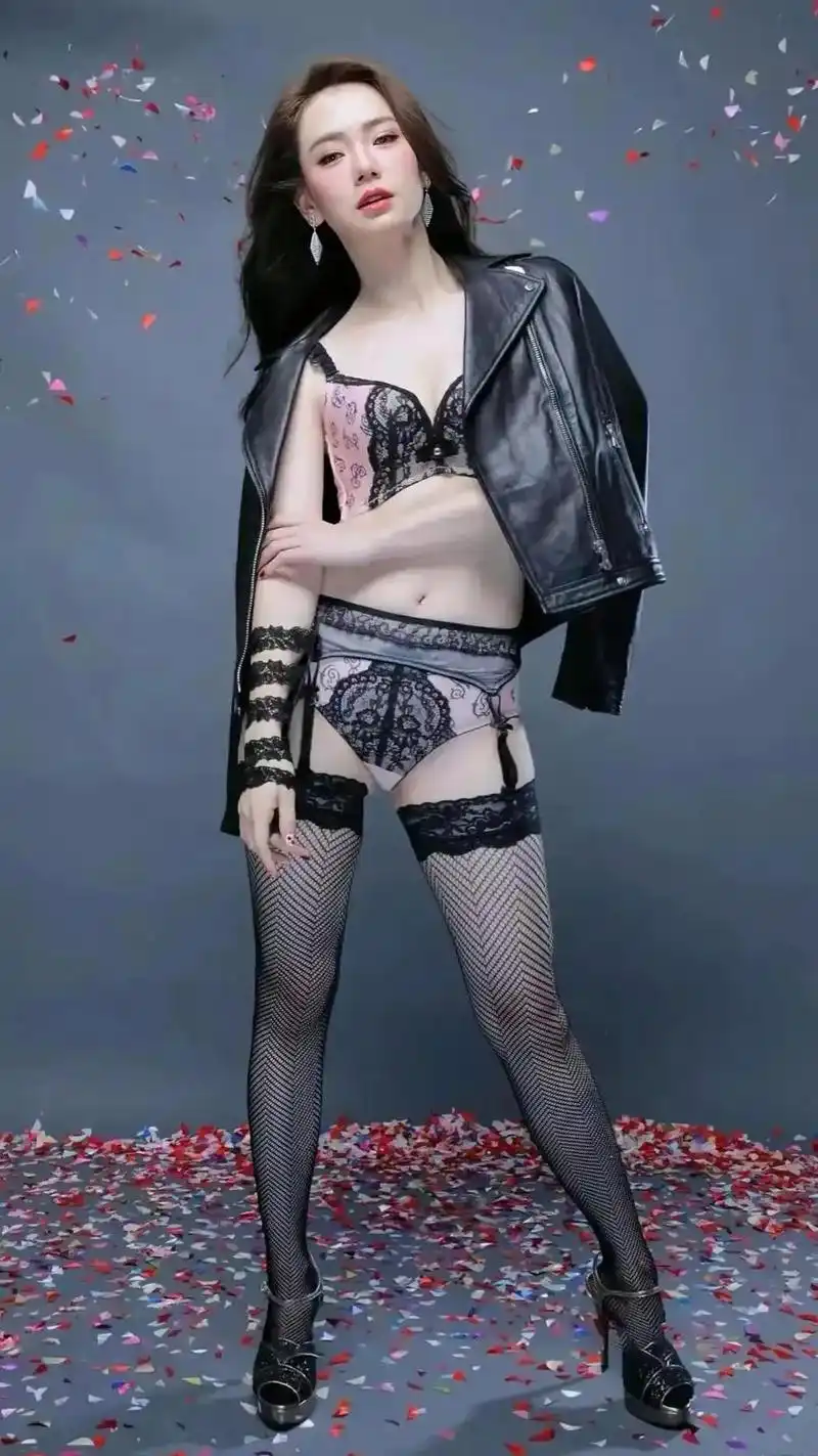 宝妈戚薇晒美照:蕾丝内衣配黑色外套,身材完美肚子无赘肉引热议