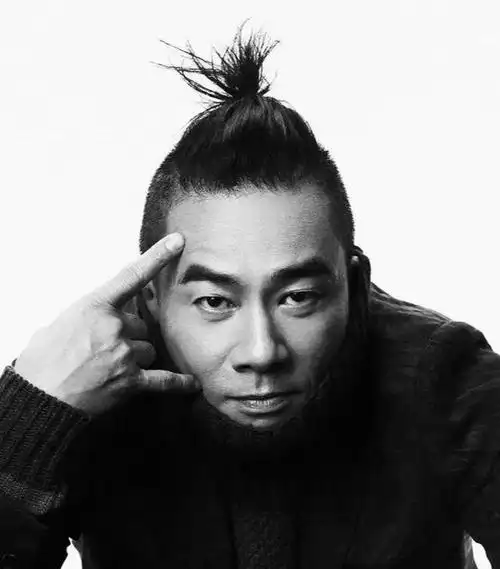 本以为可以有角色突破,没有,重装战警似乎不太适合陈小春,从发型和