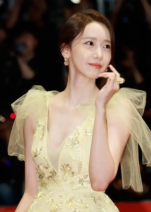 韩国女神林允儿花一般的纯净面孔不愧为少女时代的门面