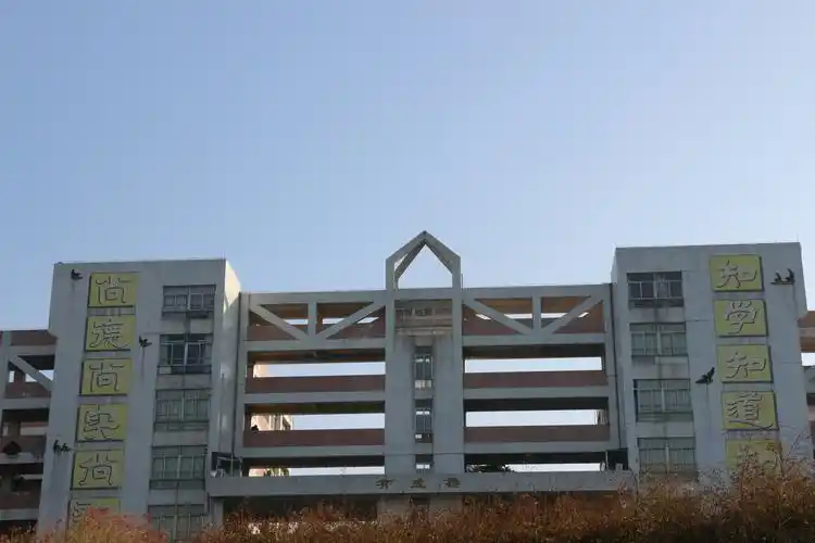 龙里县摆省民族初级中学赴广州南沙大岗中学学习纪实