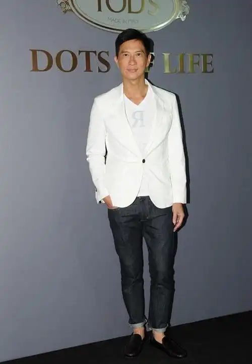 余文乐说过:我有一条十年没洗过的牛仔裤!盘点男明星穿的牛仔裤_原牛