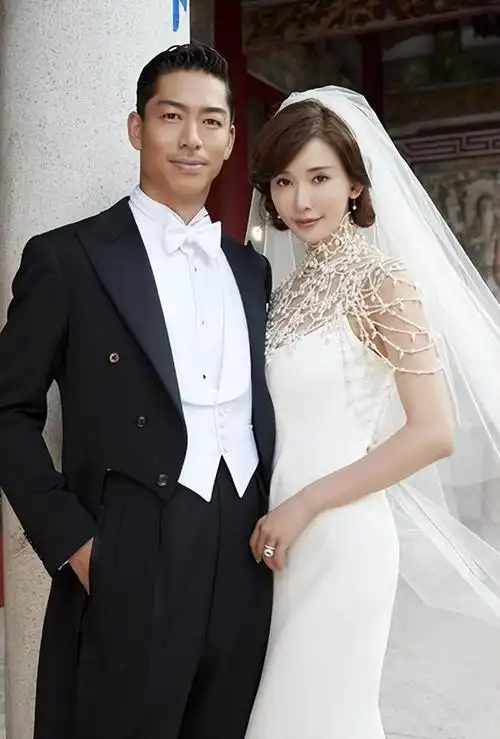 林志玲老公来中国捞金花衬衫瘦成竹竿绅士打扮难掩痞子气