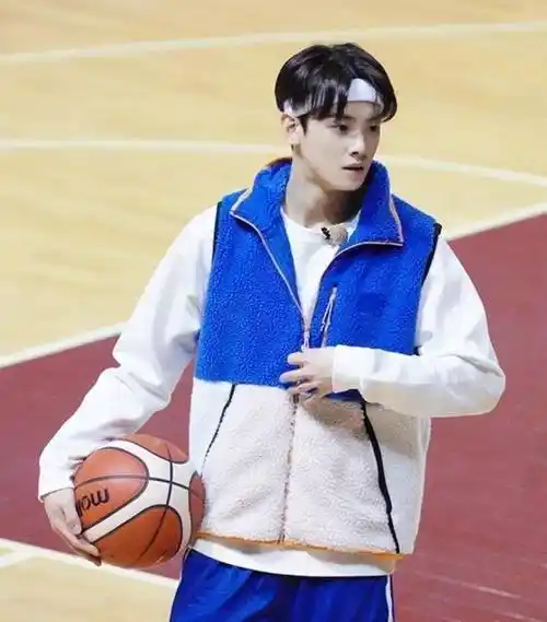 车银优不愧是脸蛋天才马路边随手拍秒变撕漫男形象绝了