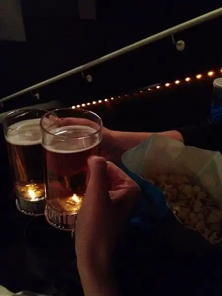 电影院vip室可以喝啤酒,bud light lime真心不错.