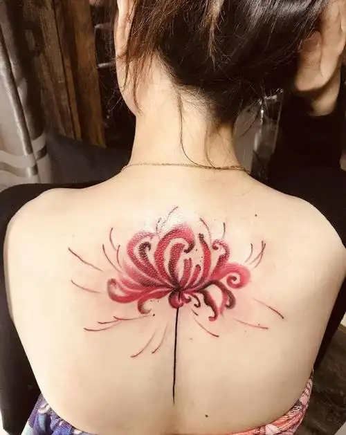 彼岸花纹身图片_背部水彩纹身图案