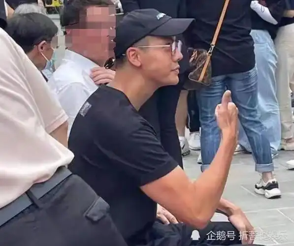 陈伟霆素颜现身汕头小公园,参加《暴风》开机仪式,颜值在线超接地气