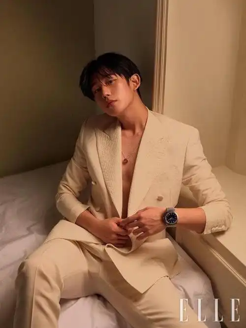丁海寅最新时尚画报公开,深邃眼神小露肌肉实在太撩人啦