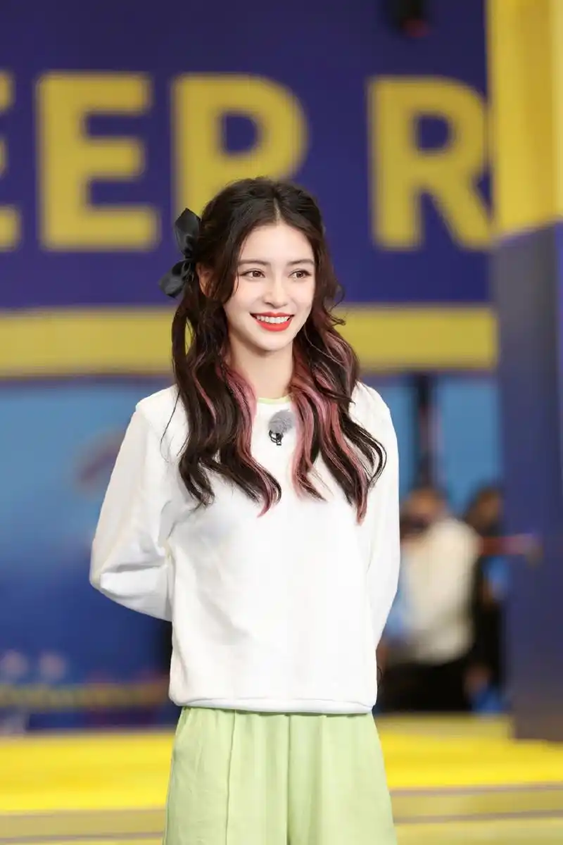 组图:angelababy粉色挂耳染俏皮 蝴蝶结衬衫配蓬蓬裙元气十足