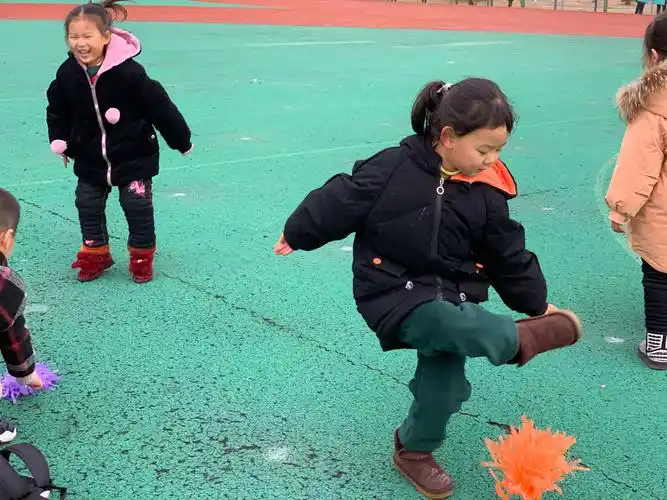 实验小学附属幼儿园大五班[我们爱运动]—民间游戏踢毽子
