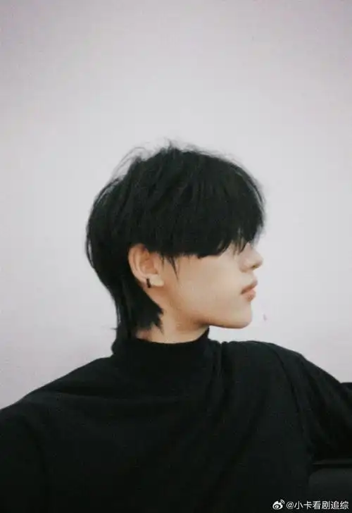 丁程鑫侧颜狼尾照##丁程鑫狼尾氛围感照片