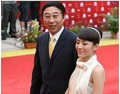 冯巩隐藏36年的老婆原来是我们熟悉的她难怪一直没有绯闻
