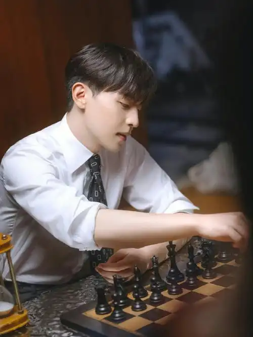 邓伦看见就会不自觉的笑哈哈哈