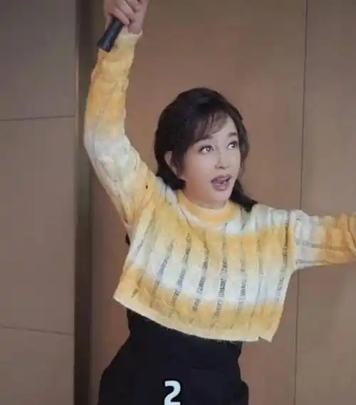 68岁刘晓庆晒运动视频,身穿紧身衣大秀好身材,四嫁富豪生活潇洒_羽毛