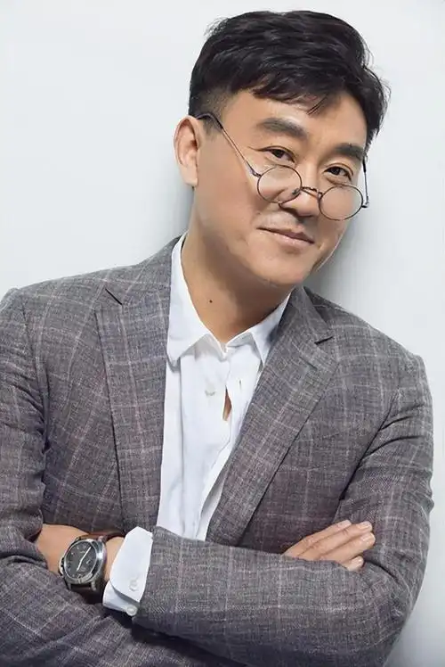 演员何冰为何结婚几十年0绯闻看看妻子是谁就知道了