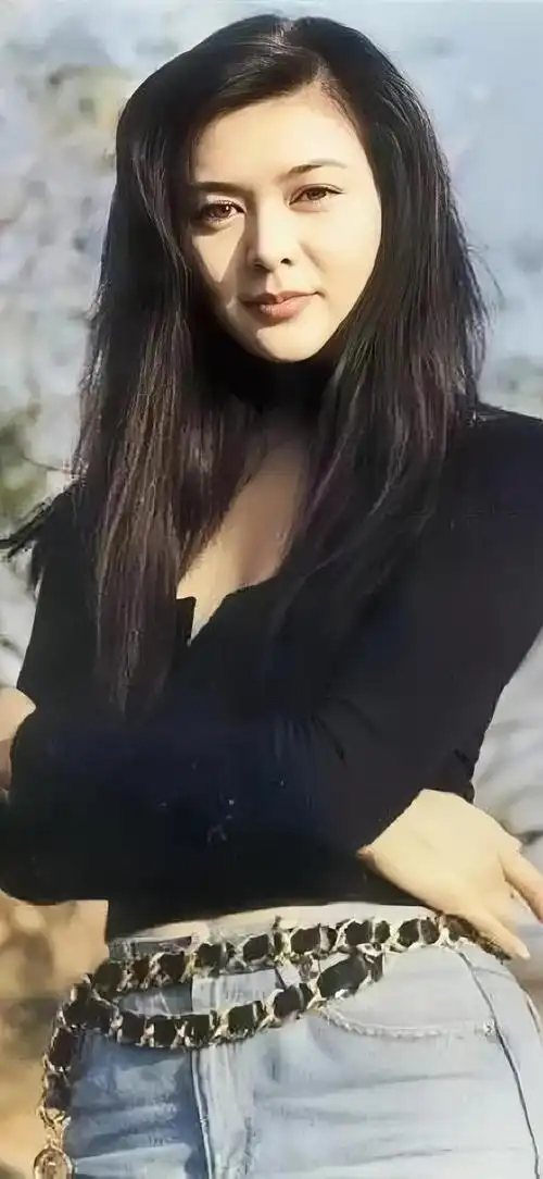 关之琳是香港娱乐圈的一位著名女演员,她曾经在80年代和90年代的电影