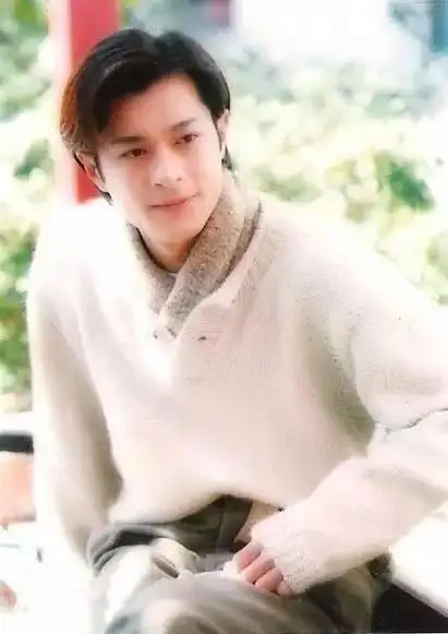 小时候的古天乐并没有很出众,大约9岁的时候,看着很普通,而且读书期间