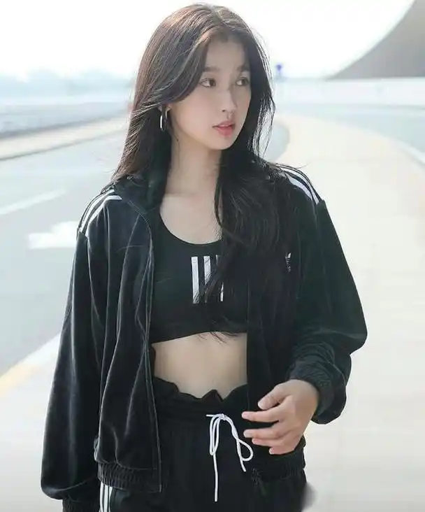 虞书欣运动衣内搭黑色短款露脐背心,清纯洒脱活力美少女!