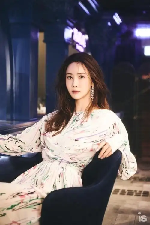 韩国女艺人李多海最新杂志写真氛围吸引视线