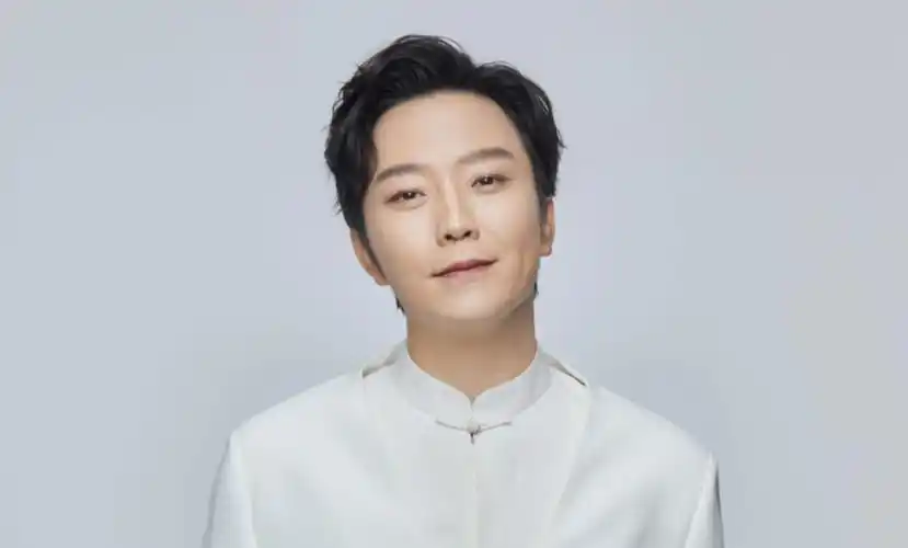 44岁李玉刚身体状况引担忧,节目后台坐轮椅,走路迈不开步要搀扶