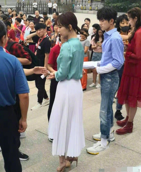 关晓彤跟三小只同台身高成为参照物王源有点尴尬