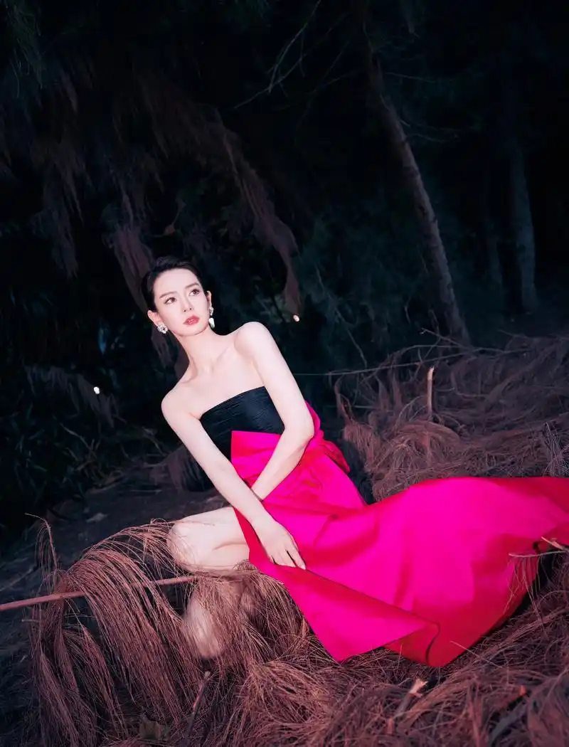 戚薇肤白貌美大长腿,这套礼服完美勾勒出她身材的优雅曲线,她如一朵