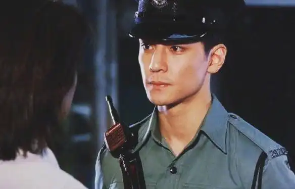 当然很多觉得吴彦祖颜值巅峰是在《新警察故事》,更是有一种痞帅的
