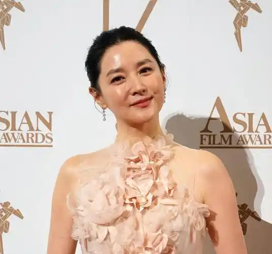 原创香港这一天蒋勤勤勒出的赘肉治好了多少女人的身材焦虑